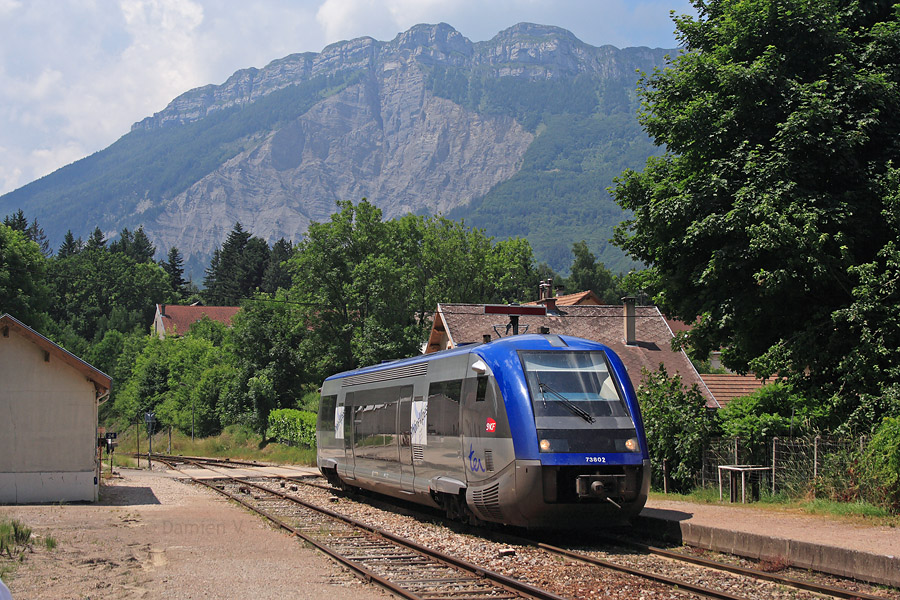 Entr&eacute;e en gare de Monestier-de-Clermont du TER 885662, effectuant la liaison Gap - Grenoble. Ce train est assur&eacute; par l'X 73802.