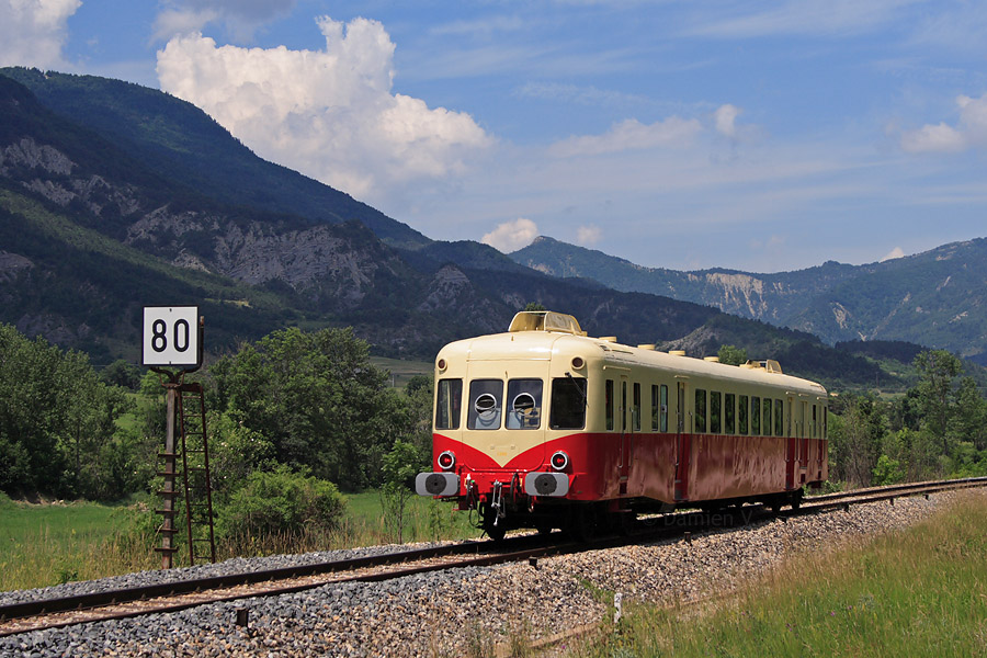 L'X 2403 vient d'entamer sa dernière journée du "photo-train" organisé dans les Alpes ; il est vu ici entre Aspres-sur-Buëch et La Beaume, cotoyant un TIV 80 km/h, lors de sa marche n°22168 Veynes - Livron - Marseille.