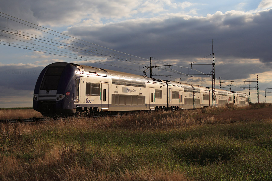 Alors qu'elle assure le TER 862564 Chartres - Paris-Montparnasse, l'automotrice Z 26569/26570 b&eacute;n&eacute;ficie des derniers rayons du soleil &agrave; Rambouillet.