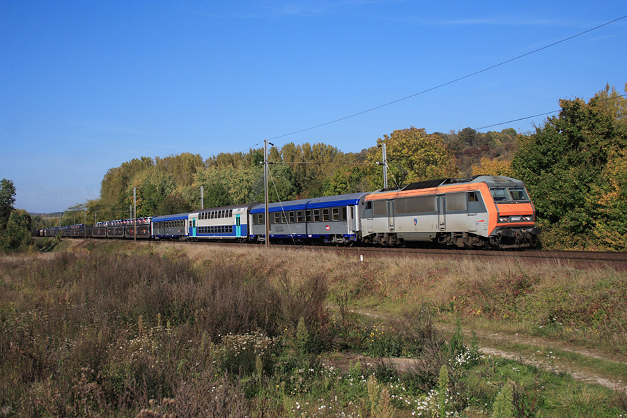 Passage au PN 7, dans la campagne francilienne, du train de Fret 59814, reliant Villeneuve-Saint-Georges à Rennes, acheminant du matériel assez divers, comme la V2N que l'on voit au début de la rame.