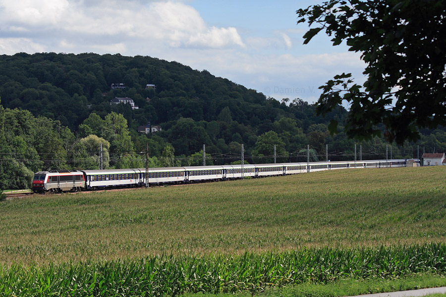 Passage au lieu-dit Vauboyen, sur la Grande Ceinture, du train N°715971 Strasbourg - Caen, composé de la BB 26014 multiservices et d'une rame vide qui assurera, à son retour, un train de pélerins.