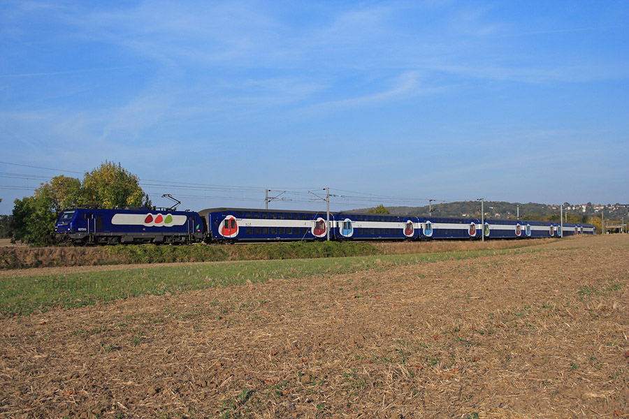 Assurant le train DAPO N&deg;165841, la BB 27313 et sa rame de VB2N passent &agrave; Neauphle-le-Vieux, peu apr&egrave;s avoir desservi la gare de Villiers-Neauphle-Pontchartrain.
