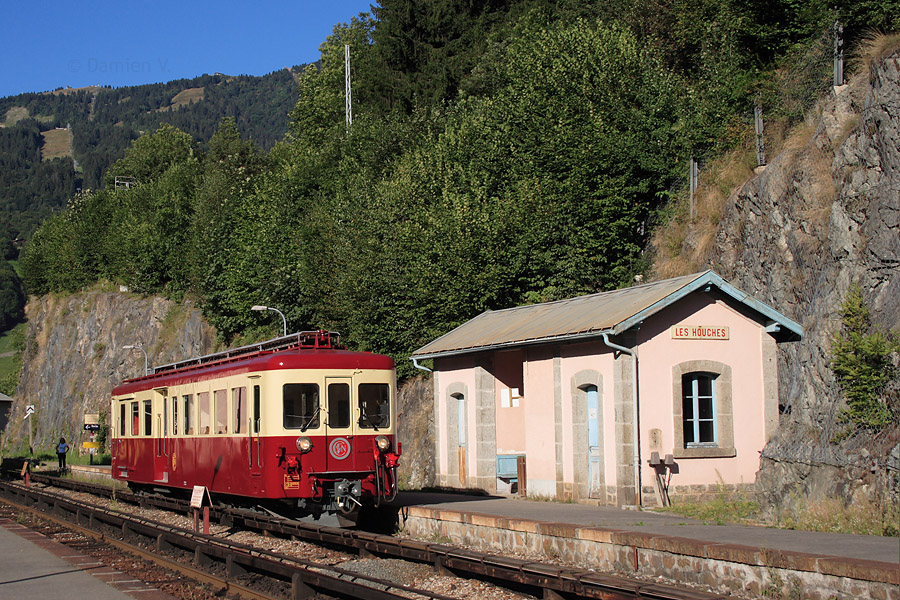 Arr&ecirc;t photo en gare des Houches pour la Z 604, lors de la marche d'adieu aux Z 600, ici sur le trajet St-Gervais-les-Bains-Le Fayet - Le Ch&acirc;telard Fronti&egrave;re.