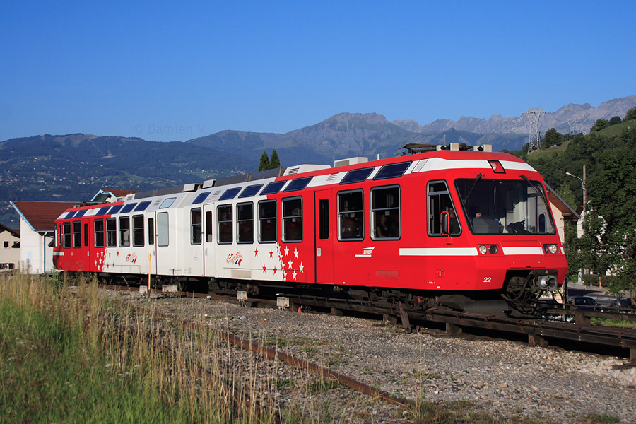Le soleil vient tout juste d'&eacute;clairer la vall&eacute;e lorsqu'arrive cette Z 822 en provenance de St-Gervais-les-Bains-Le Fayet. Elle assure le TER 18909 &agrave; destination du Ch&acirc;telard Fronti&egrave;re.