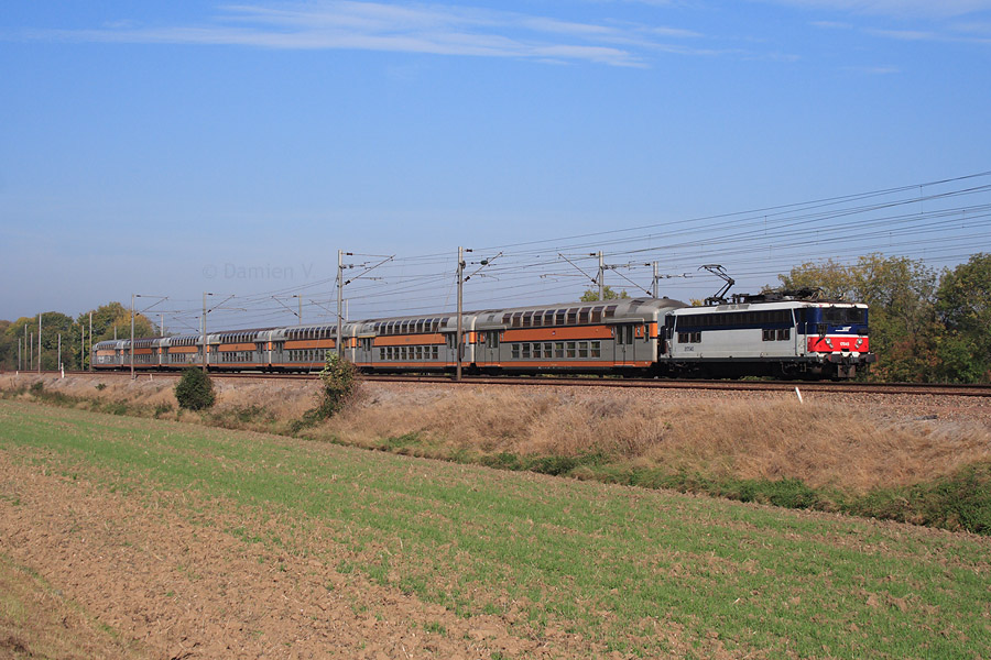 Vue au lieu-dit "Le Goulet" de la BB 17045 en t&ecirc;te d'une rame VO2N en livr&eacute;e d'origine orange. Elle assure le TER 850040 reliant Gaillon - Aubevoye &agrave; Mantes-la-Jolie.