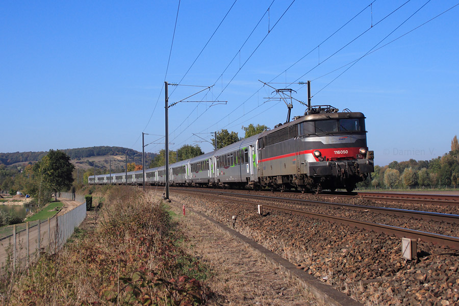 Passage vers Breuilpont du CIC 3348 effectuant la liaison Caen - Paris-Saint-Lazare. Il est compos&eacute; de la BB 16050 et d'une rame Corail pellicul&eacute;e aux couleurs de la Normandie.