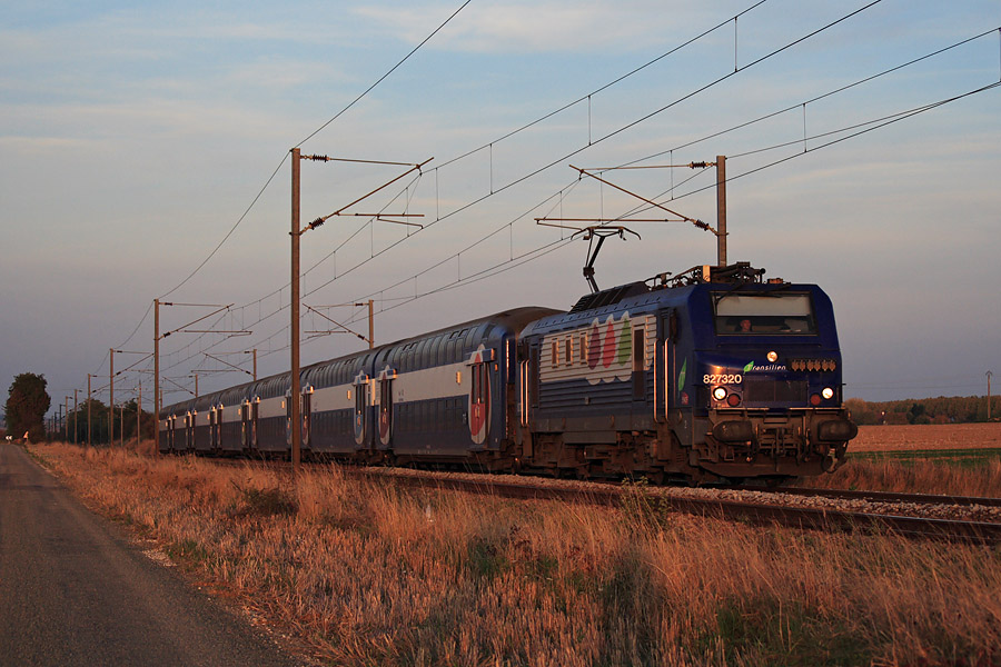 Vue &agrave; Goussainville du train de banlieue N&deg;165847, compos&eacute; de la BB 27320 et d'un segment de sept voitures VB2N, assurant une mission DAPO Paris-Montparnasse - Dreux.