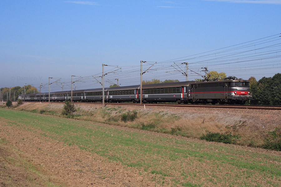 Vue entre Gaillon et Vernon, dans l'Eure, du train Corail InterCit&eacute;s N&deg; 3140 reliant Le Havre &agrave; Paris, BB 16050 en t&ecirc;te.