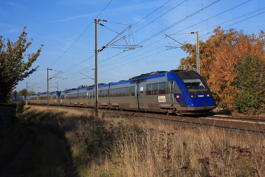 Passage &agrave; pleine vitesse du Corail Intercit&eacute;s N&deg; 3441 Paris-Vaugirard - Granville, peu avant la gare de Villiers-Neauphle-Pontchartrain.