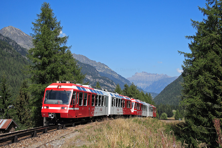Le TER 18922 &agrave; destination de St-Gervais-les-Bains-Le Fayet, compos&eacute; d'une UM de Z 800, est vu ici quelques instants avant son arr&ecirc;t &agrave; la halte du Buet.