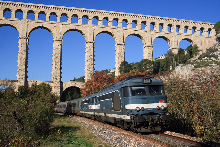 Les BB 67496 et 67482 emm&egrave;nent &agrave; Aix-en-Provence une rame de 4 voitures &agrave; vide, qui effectuera le TER Aix - Brian&ccedil;on du soir. Ce train est vu sous l'aqueduc de Roquefavour, sur la ligne marchandises Rognac - Aix.