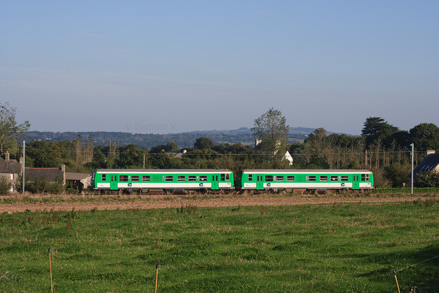 Assur&eacute; par une UM d'X 2100, le TER 854634 se dirige &agrave; travers champs vers Plouaret-Tr&eacute;gor, sous une belle lumi&egrave;re du soir.