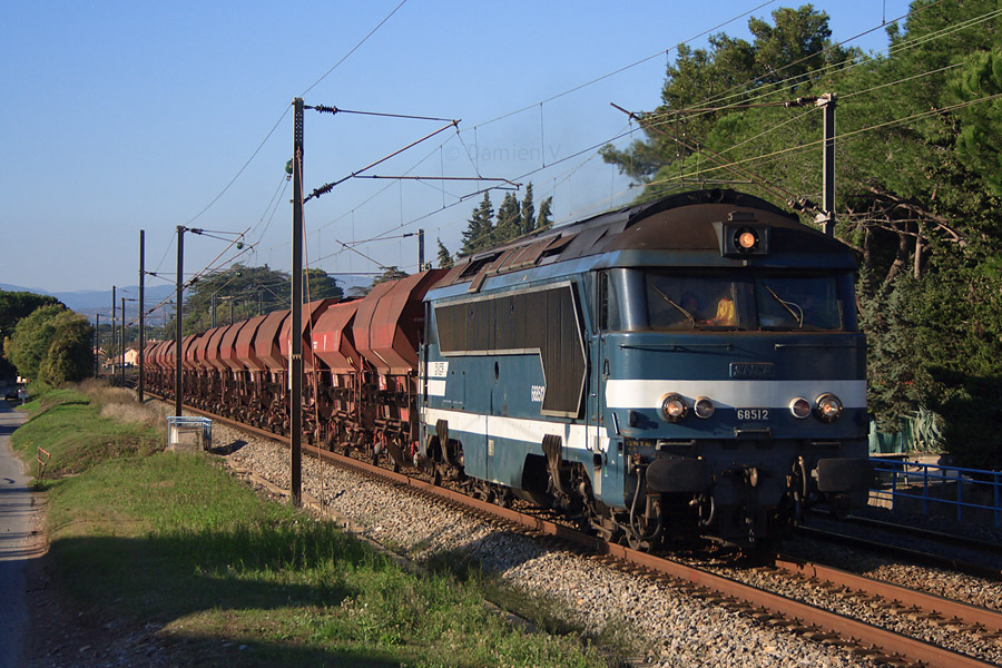 Men&eacute; par le A1A A1A 68512, engin d&eacute;tach&eacute; provisoirement de Chalindrey &agrave; Miramas, ce train de ballast se dirige vers Cannes-la-Bocca. Il est vu &agrave; proximit&eacute; de la gare d&eacute;saffect&eacute;e de Puget-sur-Argens.