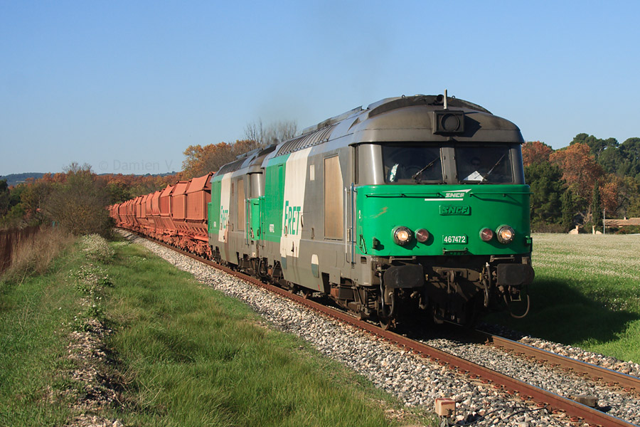 Le train 85520 acheminant de la bauxite de Fos-sur-Mer à Gardanne, est vu ici non loin de la gare d'Aix-Marchandises. Il comporte une UM de BB 67400 en tête, et une UM en pousse.