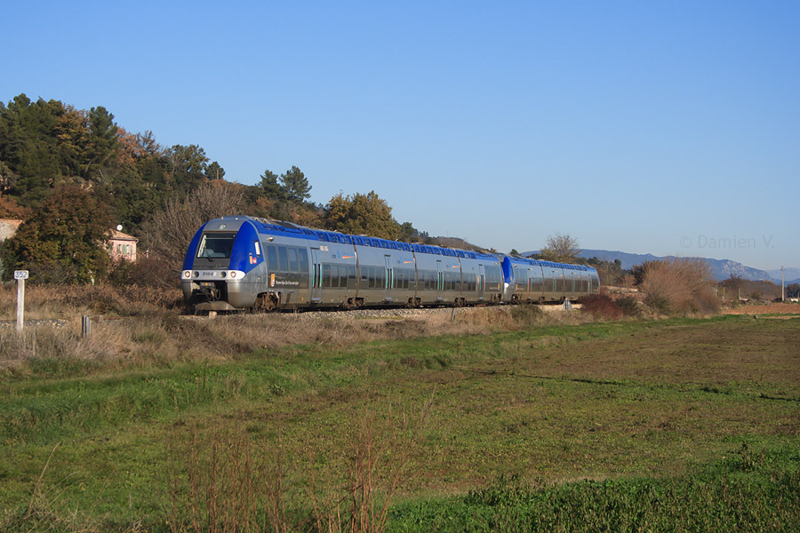 Le TER 17411 reliant les Alpes &agrave; la capitale Phoc&eacute;enne passe au droit du PK 352, &agrave; Beaumont-de-Pertuis, avec une UM de BGC PACA.