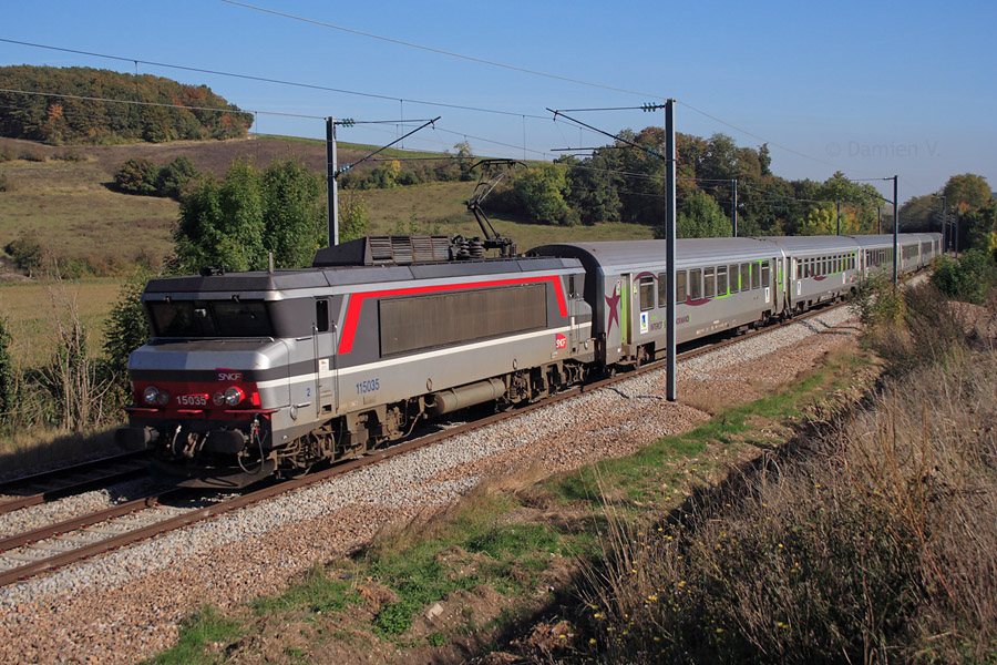 Emmen&eacute; par la BB 15035, le Corail InterCit&eacute;s 3345 reliant Paris-St-Lazare &agrave; Caen traverse un paysage vallonn&eacute;, &agrave; quelques kilom&egrave;tres d'Evreux.