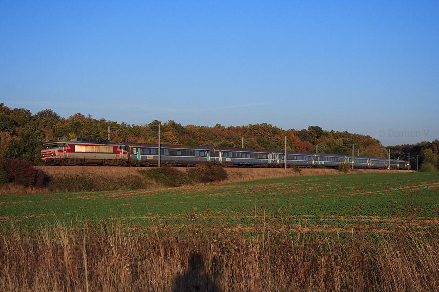 B&eacute;n&eacute;ficiant des derniers rayons du soleil, la BB 15022 et sa rame Corail InterCit&eacute;s passent au Vieil-Evreux, assurant le CIC Paris-St-Lazare - Caen 3351.
