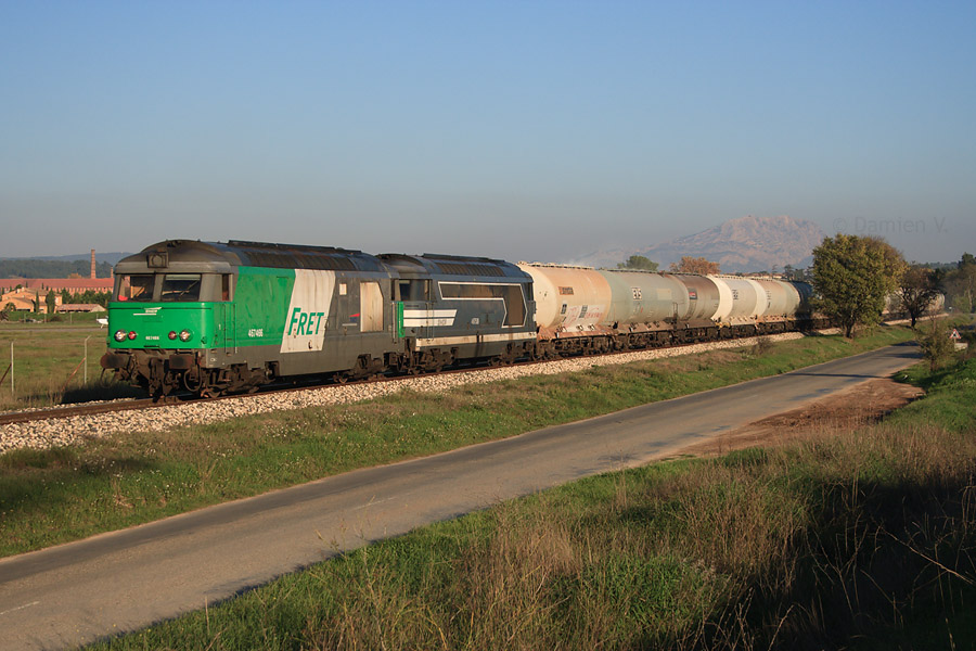 UM de BB 67400 en t&ecirc;te et en pousse pour ce train d'alumine Gardanne - Miramas, vu ici au niveau de l'a&eacute;rodrome d'Aix-en-Provence.