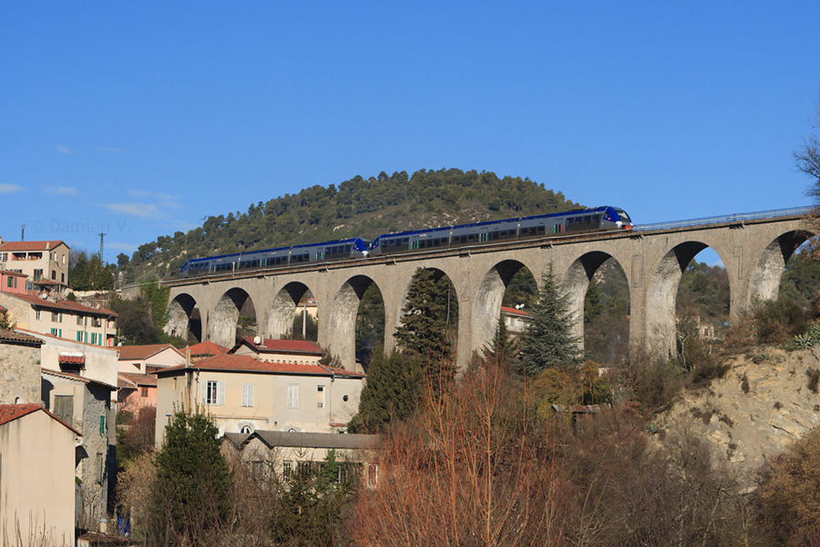 Le TER 22944 reliant Breil-sur-Roya à Nice-Ville franchit le viaduc de L'Escarène, avec les X 76681/76682 et 76625/76626 en UM.