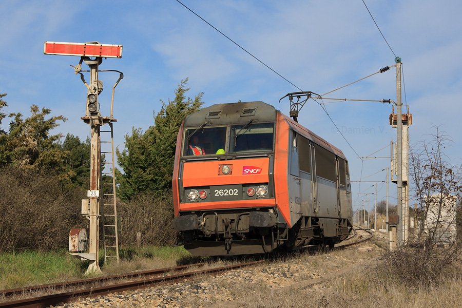 Apr&egrave;s avoir amen&eacute; un train militaire &agrave; La Motte-Sainte-Roseline, la BB 26202 redescend haut-le-pied en direction de Marseille. Elle est vue ici &agrave; l'entr&eacute;e de la gare des Arcs-Draguignan, c&ocirc;toyant le s&eacute;maphore qui donne acc&egrave;s &agrave; la voie unique.