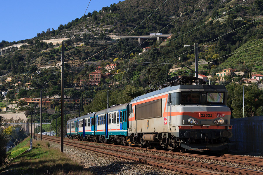 La BB 22322 rapatrie trois ALn 663 en panne de Nice-St-Roch à Ventimiglia ; le convoi est vu ici à la frontière italienne, à quelques kilomètres de son arrivée.