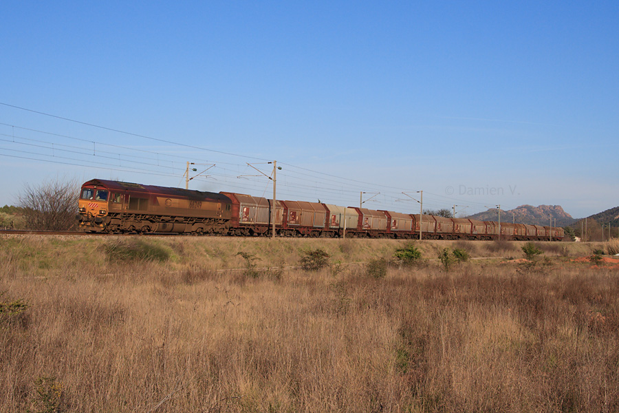 La Class66 66249 s'inscrit dans la courbe des Arcs, en t&ecirc;te d'un train entier en provenance de l'Italie.