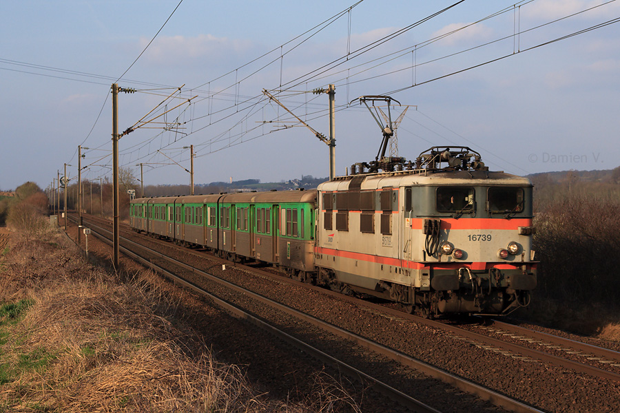 Accusant un retard de 20 minutes, le TER 848728 reliant Amiens &agrave; Creil est vu peu avant Clermont-de-l'Oise, BB 16739 en t&ecirc;te.