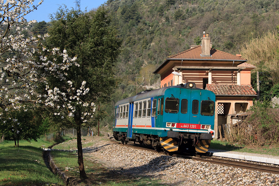 L'ALn 663 1201 assure le TER 22945 pour Tende, et passe sans arr&ecirc;t en gare de Tou&euml;t-de-L'Escar&egrave;ne.