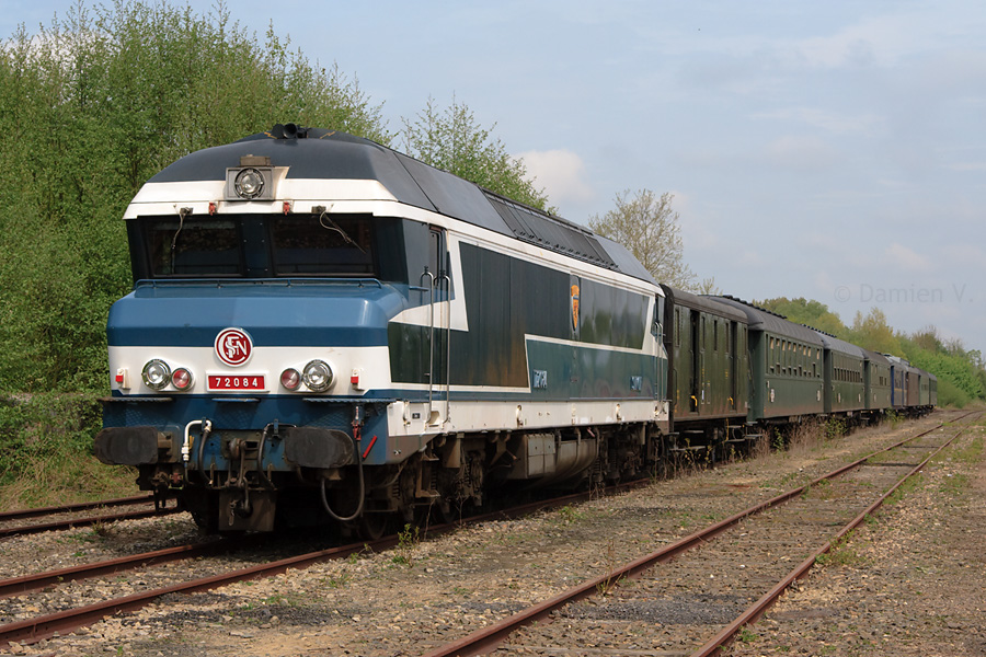 La rame du Pacific Vapeur Club s'est rendue, CC 72084 en t&ecirc;te, de Sotteville &agrave; Noyelles, &agrave; l'occasion de la F&ecirc;te de la Vapeur. La machine remise en t&ecirc;te c&ocirc;t&eacute; Amiens, le train sera expos&eacute; ici une bonne partie de la journ&eacute;e.