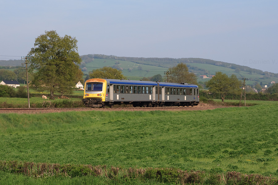 Le TER 893159 Nevers - Dijon s'est retrouv&eacute; bloqu&eacute; entre Nevers et Etang, pour une dur&eacute;e ind&eacute;termin&eacute;e, derri&egrave;re un train de fret en d&eacute;tresse. Il a donc &eacute;t&eacute; d&eacute;cid&eacute; d'utiliser l'X 4658, arriv&eacute; un peu plus t&ocirc;t de Dijon, pour assurer ce TER d'Etang &agrave; Dijon, et ainsi limiter les d&eacute;sagr&eacute;ments pour les voyageurs.
Le train est vu ici &agrave; St-Symphorien-de-Marmagne.
