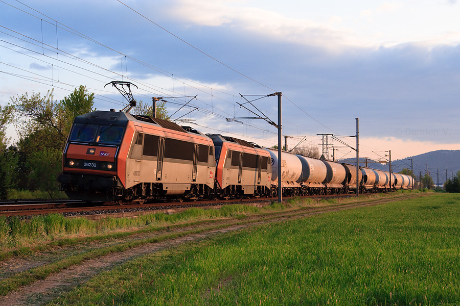 Men&eacute; par la BB 26232, ce train de citernes se dirigeant vers Ventimiglia est photographi&eacute; au Cannet-des-Maures. La BB 26193 est achemin&eacute;e en v&eacute;hicule.