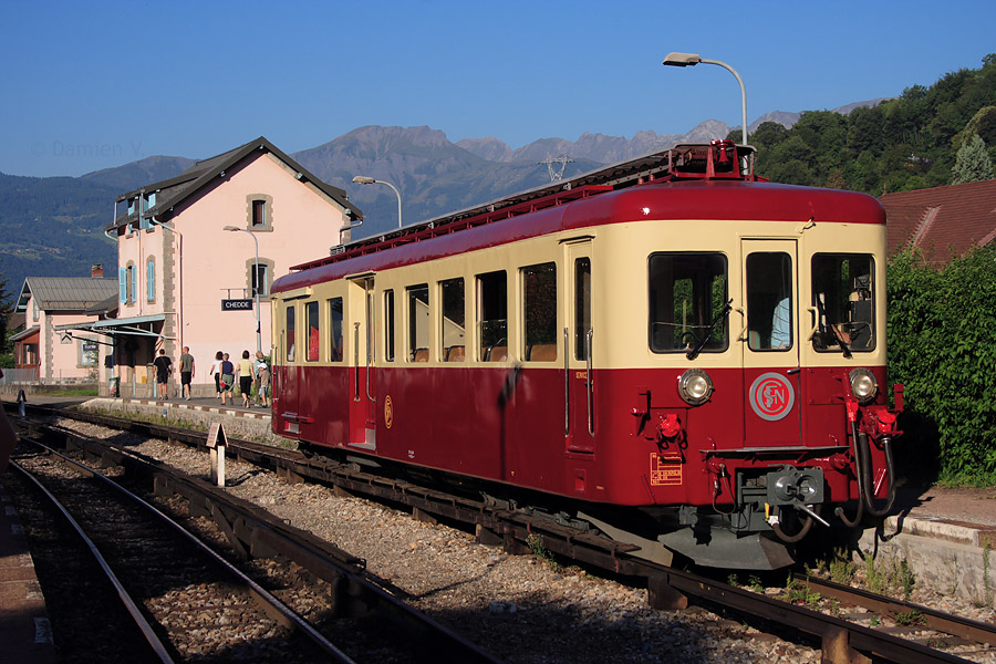 Partie de St-Gervais-les-Bains-Le Fayet quelques minutes plus t&ocirc;t, la Z 604 effectue son premier arr&ecirc;t-photo de la journ&eacute;e, ici en gare de Chedde. Elle est la vedette &eacute;ph&eacute;m&egrave;re de la ligne St-Gervais - Vallorcine, sur laquelle les Z 600 vivent leurs derni&egrave;res semaines...