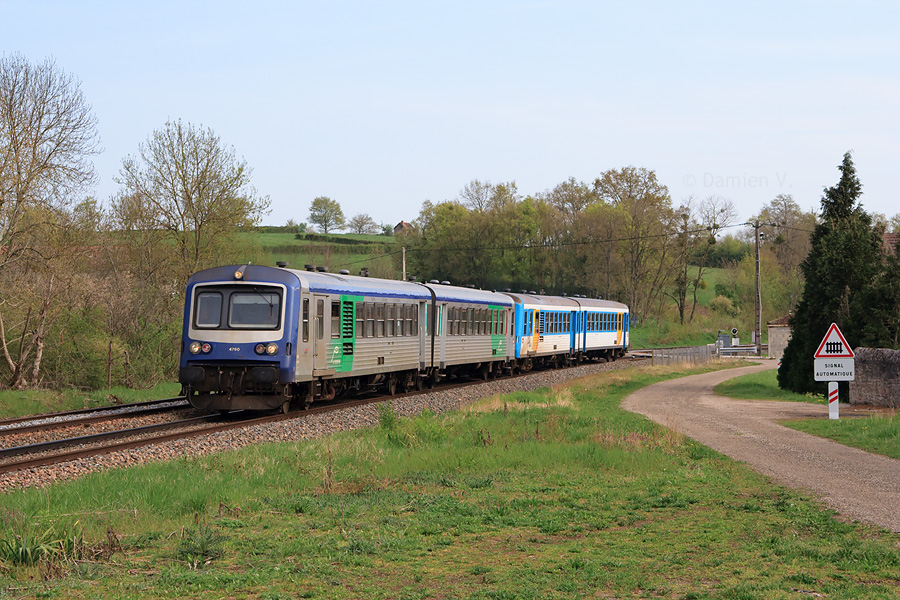 Vue &agrave; Saint-B&eacute;rain-sur-Dheune du TER 893002 reliant Dijon &agrave; Nevers, compos&eacute; des X 4760 en livr&eacute;e TER Auvergne et X 4765 ex-Lorraine en livr&eacute;e bleu Isabelle avec  marquages "M&eacute;trolor". L'&eacute;l&eacute;ment de queue sera coup&eacute; &agrave; Montchanin, o&ugrave; il prendra le N&deg; 893404 jusqu'&agrave; Moulins.