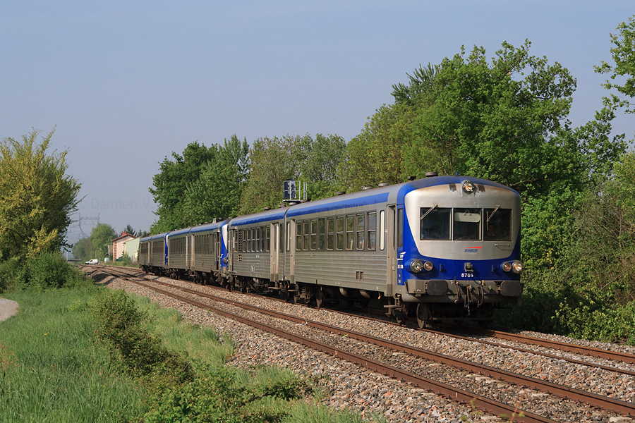 Vue aux Ch&egrave;res du W791101 rapatriant, de L'Arbresle &agrave; Lyon-Vaise, trois X 4630 ayant assur&eacute; des TER sur l'Ouest Lyonnais dans la matin&eacute;e. Il s'agit des X 4709, X 4703 et X 4651.