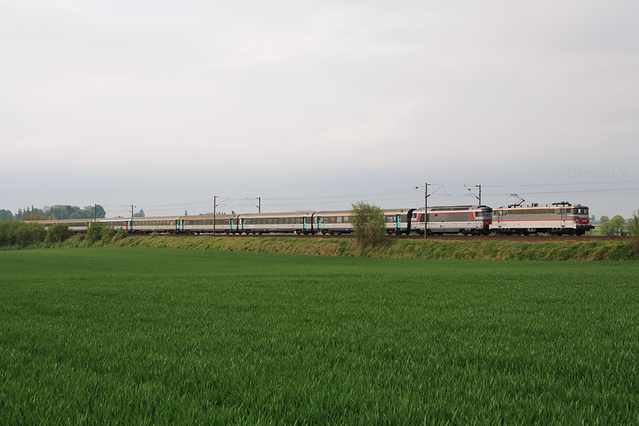 Le CIC 2015 reliant Paris-Nord &agrave; Boulogne, et tract&eacute; par la BB 16043, est vu &agrave; la sortie de St-Just-en-Chauss&eacute;e. Noter la pr&eacute;sence du 67604 en v&eacute;hicule.