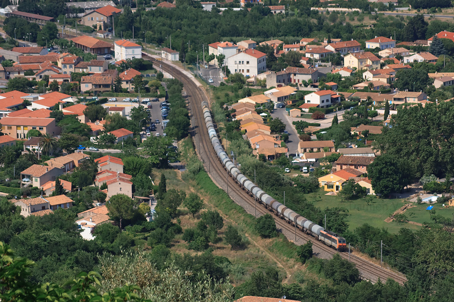 Apr&egrave;s avoir fait t&ecirc;te-&agrave;-queue aux Arcs-Draguignan, la BB 26207 emm&egrave;ne 21 citernes vides de l'EP "P&eacute;trogarde", situ&eacute; &agrave; La Pauline-Hy&egrave;res, jusqu'&agrave; Miramas.