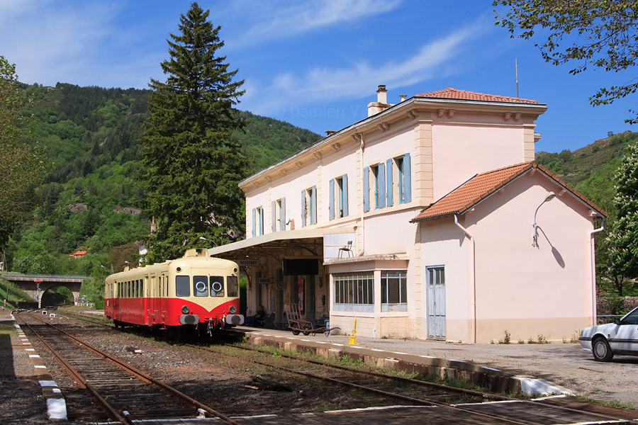 Le X 2403 stationne devant le BV de Villefort, sur la ligne des C&eacute;vennes, en attendant son d&eacute;part pour Clermont-Ferrand.