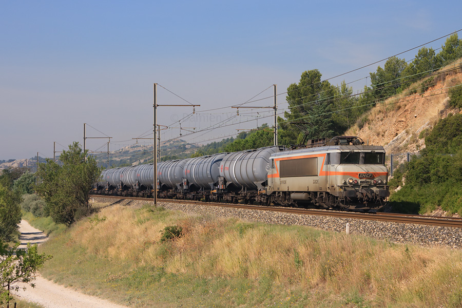La BB 7434 encore plaqu&eacute;e emm&egrave;ne cette rame de citernes de Miramas &agrave; Dijon-Perrigny ; le train est vu ici &agrave; Graveson, entre Tarascon et Avignon.