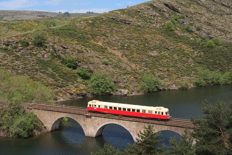 Le X 2403 s'inscrit dans le c&eacute;l&egrave;bre site du Rachas, sur la ligne des C&eacute;vennes, alors qu'il remonte de Villefort vers Clermont-Ferrand.
