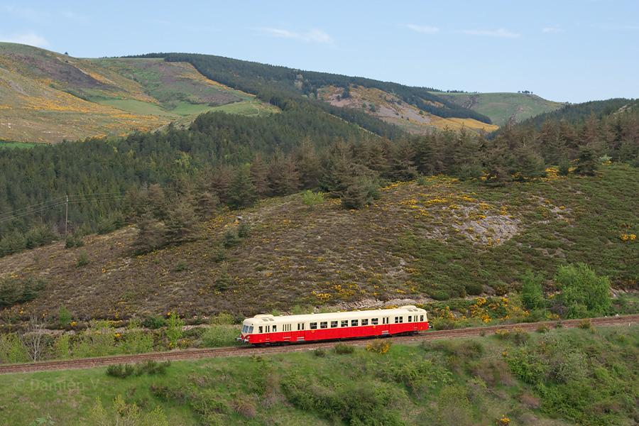 Le X 2403 est vu dans le verdoyant massif des C&eacute;vennes, alors qu'il descend de La Bastide &agrave; Villefort. Il refera ensuite le trajet inverse, pour gagner Clermont-Ferrand.