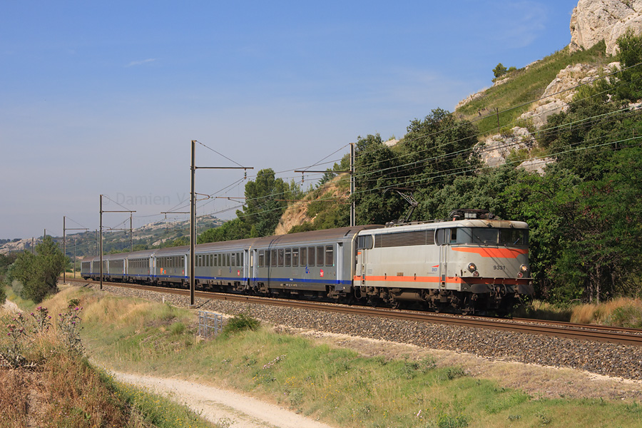 En charge du TER 876302 reliant Carcassonne &agrave; Avignon, la BB 9331 est vue sur la commune de Graveson, &agrave; quelques kilom&egrave;tres de son terminus.
