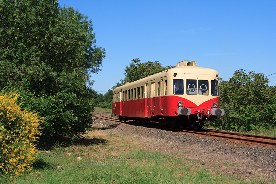 L'autorail X 2403 est vu peu apr&egrave;s Salindres, sur la petite ligne reliant Al&egrave;s &agrave; Bess&egrave;ges, alors qu'il effectue un circuit photo-train entre Languedoc et Auvergne.