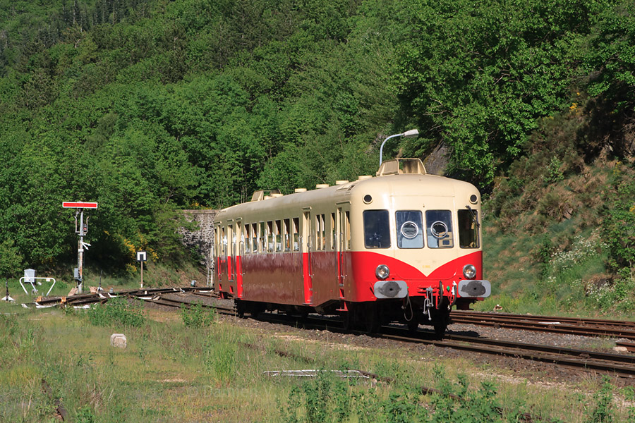 Durant sa marche dans la partie sud de la ligne des C&eacute;vennes, le X 2403 profite de sa demi-heure d'arr&ecirc;t en gare de Villefort pour poser au droit du s&eacute;maphore m&eacute;canique.