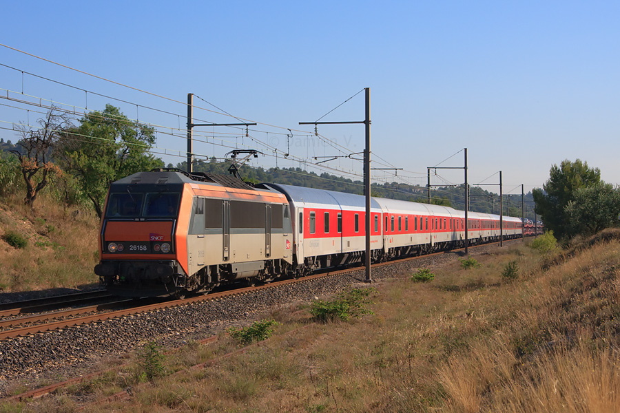 Parti la veille du Nord de l'Allemagne, l'auto-train N&deg;1375 reliant Hambourg-Altona et Hildelsheim &agrave; Narbonne est vu ici au petit matin, peu apr&egrave;s son d&eacute;part d'Avignon.