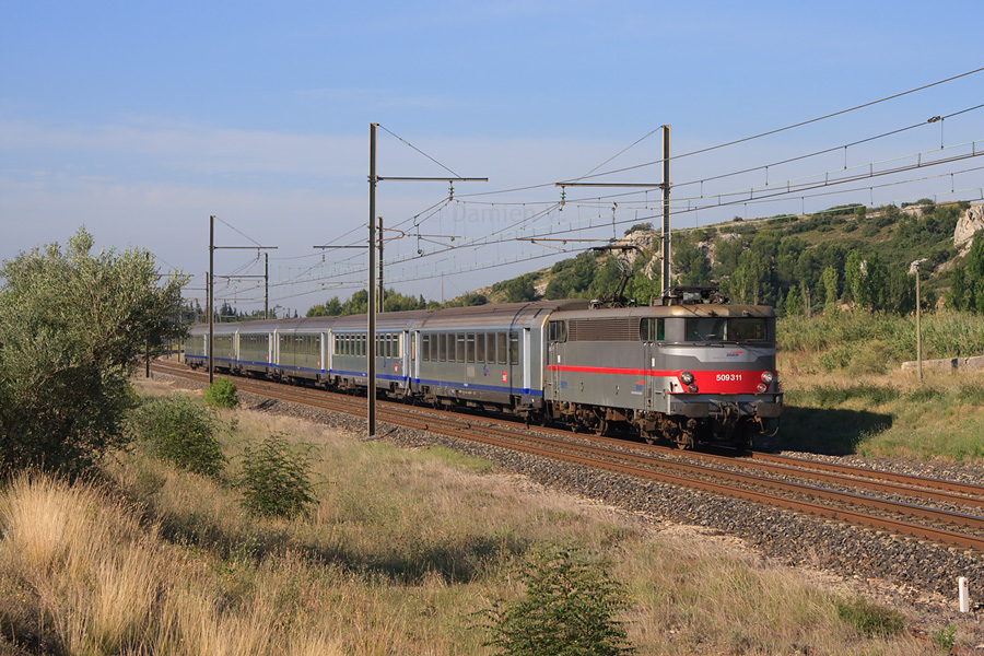 Quelques jours avant le retrait des BB 9300 sur l'art&egrave;re Languedocienne, la BB 9311 passe &agrave; Graveson, en charge du TER 876410 reliant Narbonne &agrave; Avignon.