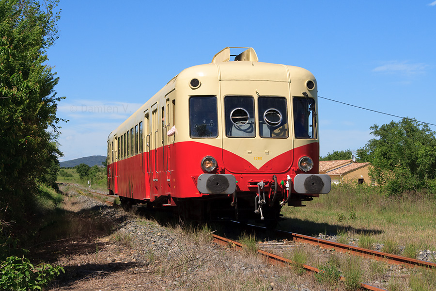Le X 2403 arrive &agrave; St-Julien-les-Fumades, sur la ligne Al&egrave;s - Bess&egrave;ges, lors d'une marche sp&eacute;ciale photo-train.