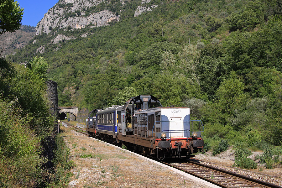 La voiture Mauzin N&deg;213, encadr&eacute;e par les BB 66067 et 66165, effectue une tourn&eacute;e de mesure de g&eacute;om&eacute;trie de la voie, sur la ligne Nice - Breil-sur-Roya. Le convoi est vu ici lors de sa marche retour, &agrave; Tou&euml;t-de-l'Escar&egrave;ne.