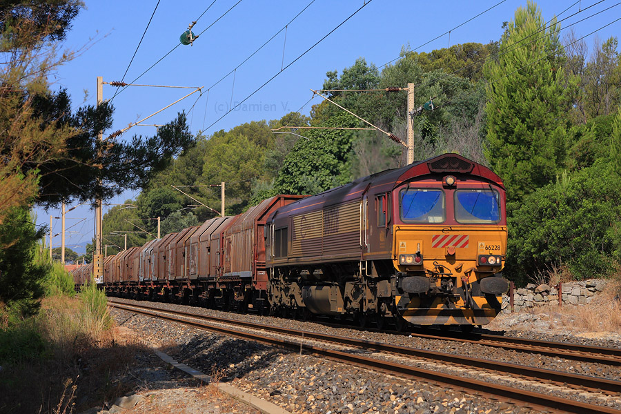 Class66 66228 en t&ecirc;te, le train ECR n&deg; 62213 Besan&ccedil;on - Ventimiglia va entamer la travers&eacute;e du massif de l'Est&eacute;rel ; il est vu ici en gare du Dramont.