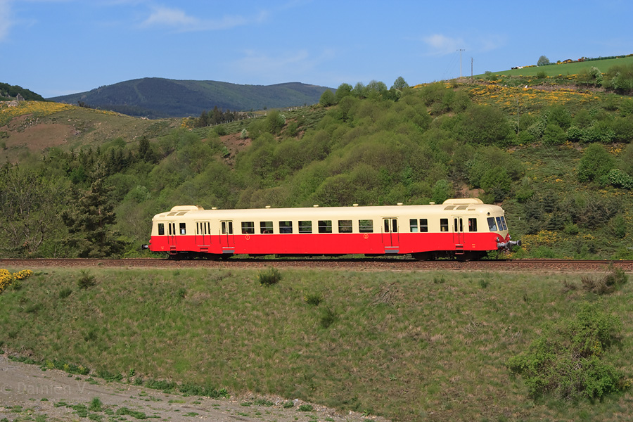 Le X 2403 est surpris non loin de Pr&eacute;vench&egrave;res, en plein massif des C&eacute;vennes, alors qu'il descend de La Bastide &agrave; Villefort.