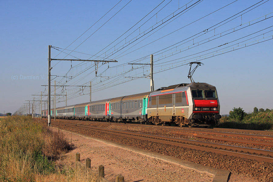 La BB 26014 remonte l'Aqualys 14048 depuis la gare en impasse d'Orl&eacute;ans jusqu'&agrave; Paris-Austerlitz, passant ici au niveau d'un PN gard&eacute; entre Boisseaux et Toury.